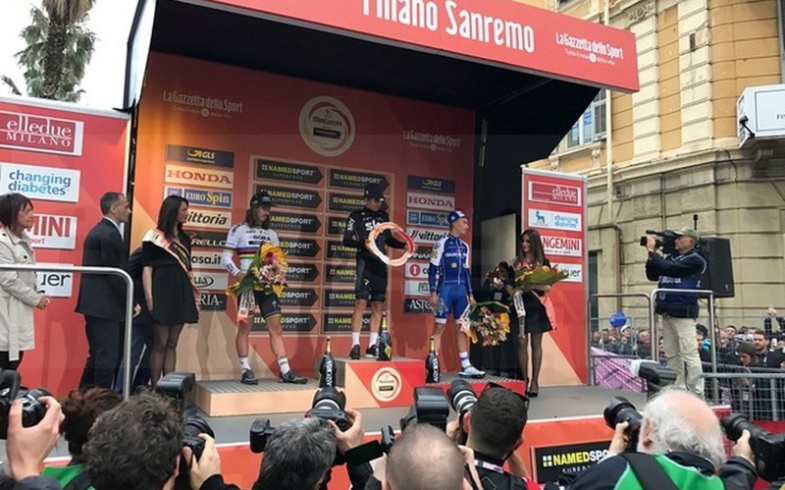 I nostri fiori sul palco insieme ai vincitori della Milano Sanremo!